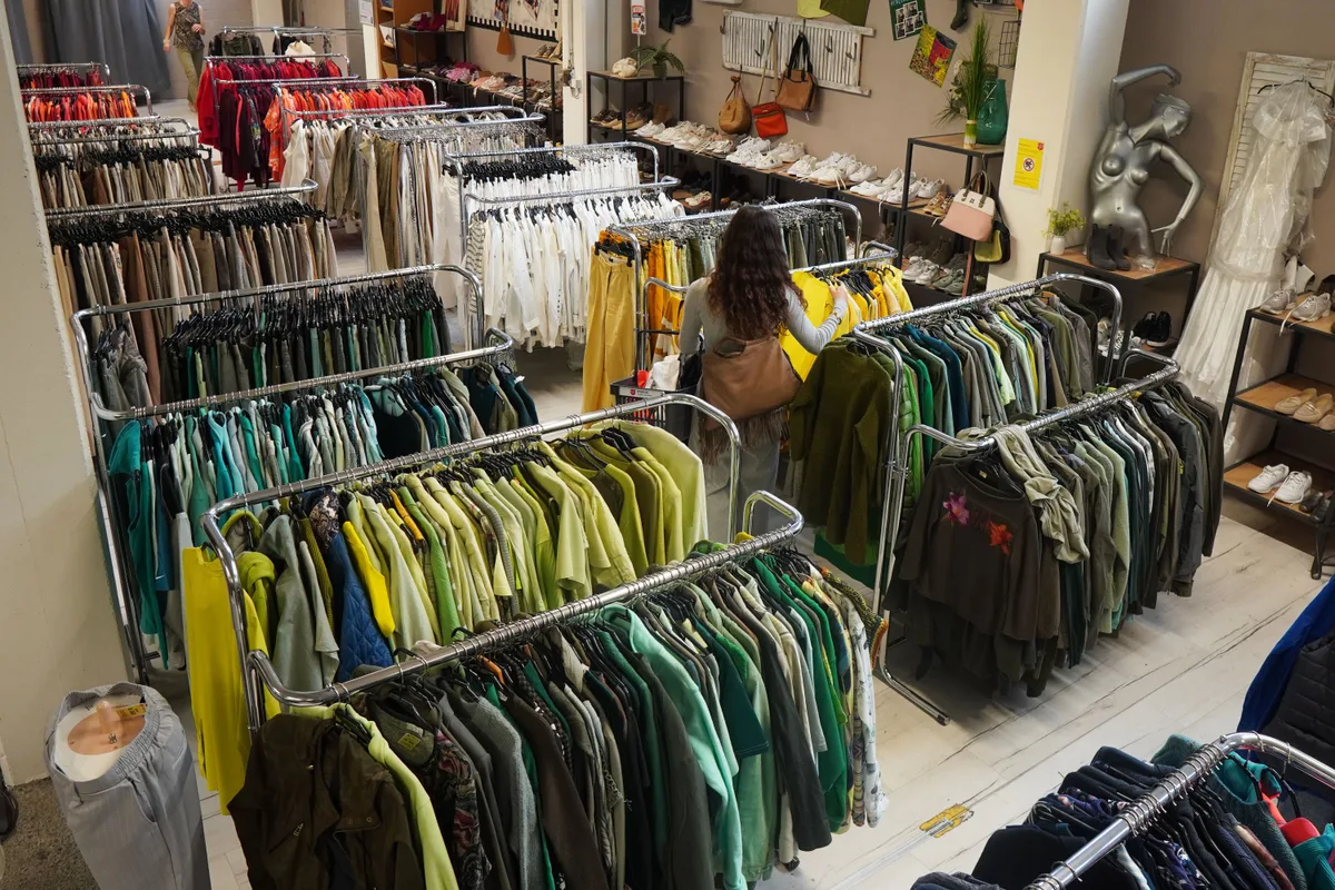 Hosen zu den Hosen, T-Shirts zu den T-Shirts – aber vor allem: Farbe zu Farbe. So bunt ist die Damenkleiderabteilung. Seit 50 Jahren gibt es das Brockenhaus der Heilsarmee in Wetzikon. Am 29. August wird das Jubiläum gefeiert.